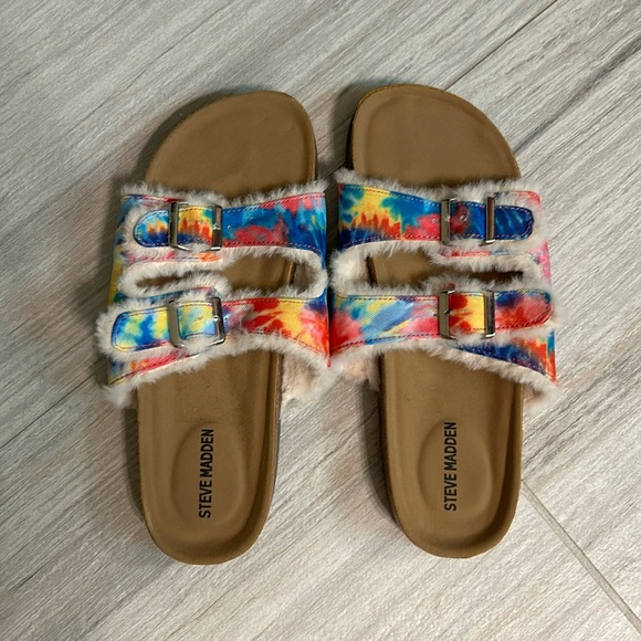 Steve Madden Kids Tie Dye Rainbow Faux Fur Buckle Sandals Size: 5 - Picture 1 of 4